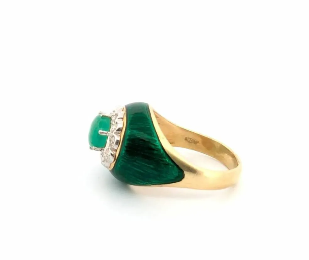 Bague en or jaune et émail avec émeraude centrale et diamants latéraux