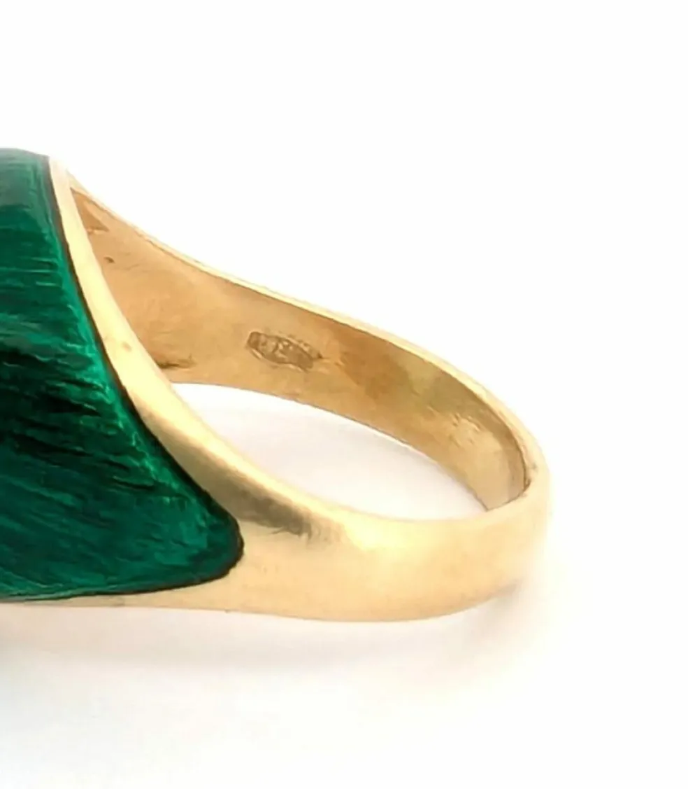 Bague en or jaune et émail avec émeraude centrale et diamants latéraux