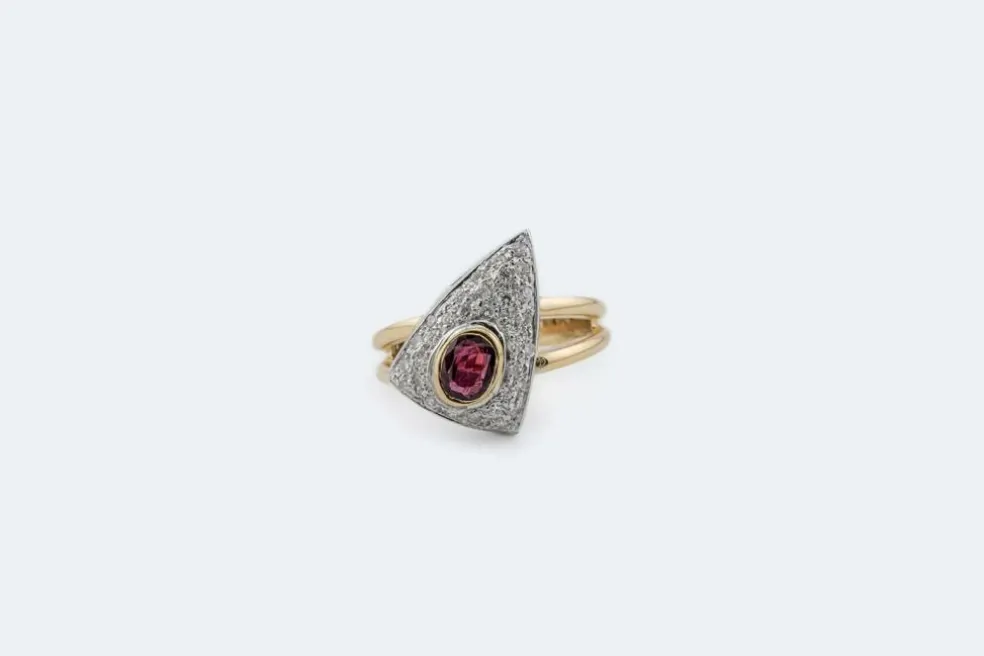 Bague en or jaune et or blanc avec rubis et pavé diamants