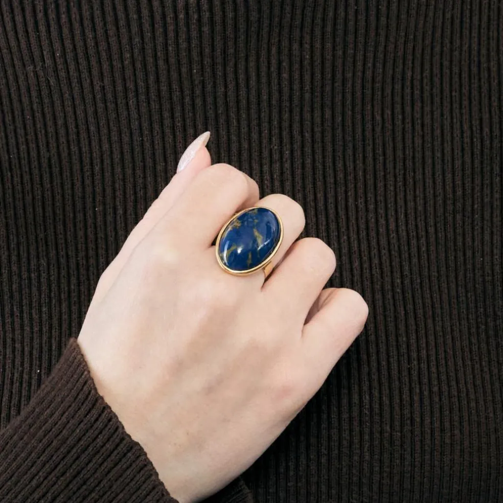 Bague en or jaune et pierre d'imitation bleue.