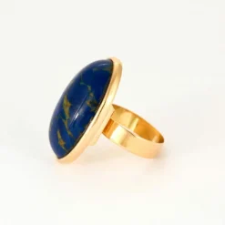 Bague en or jaune et pierre d'imitation bleue.