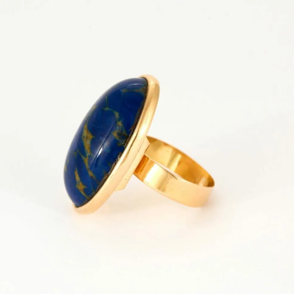 Bague en or jaune et pierre d'imitation bleue.