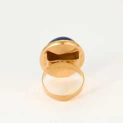 Bague en or jaune et pierre d'imitation bleue.