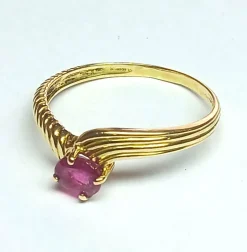 Bague en or jaune et rubis naturel