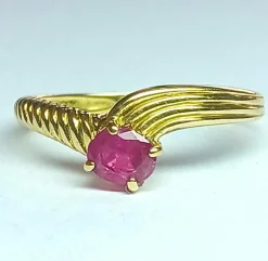 Bague en or jaune et rubis naturel