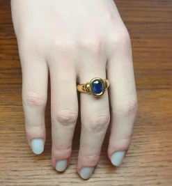 Bague en or jaune et saphir bleu
