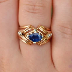 Bague en or jaune et saphir