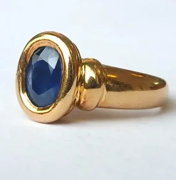 Bague en or jaune et saphir bleu