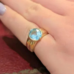Bague en or jaune et topaze