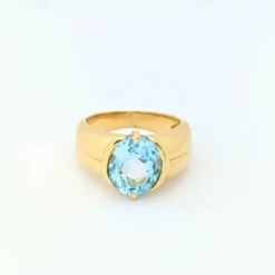 Bague en or jaune et topaze