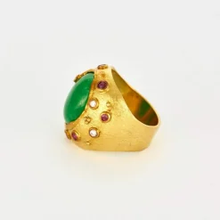 Bague en or jaune, jade, diamants et saphirs roses