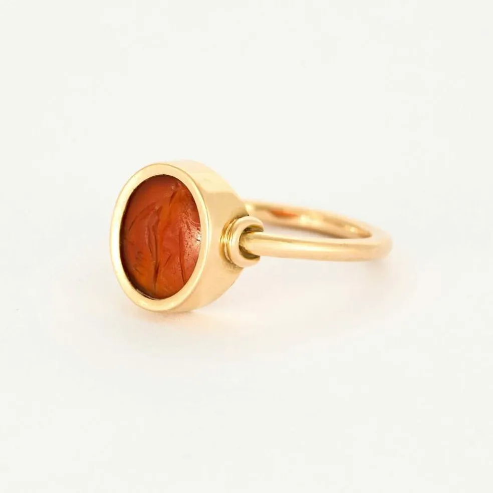 Bague en or jaune 18K et intaille cornaline antique