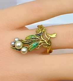 Bague en or jaune, émail, perles, époque Art Nouveau