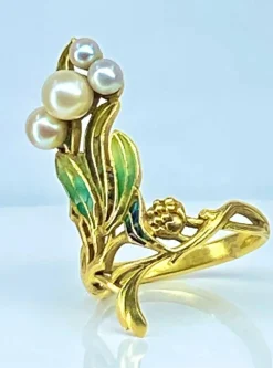 Bague en or jaune, émail, perles, époque Art Nouveau