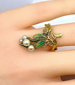 Bague en or jaune, émail, perles, époque Art Nouveau