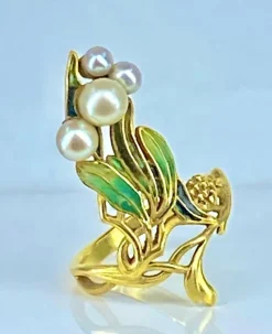 Bague en or jaune, émail, perles, époque Art Nouveau