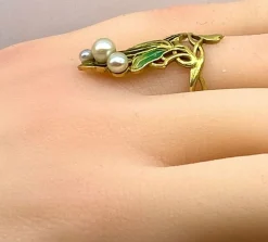 Bague en or jaune, émail, perles, époque Art Nouveau