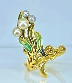 Bague en or jaune, émail, perles, époque Art Nouveau