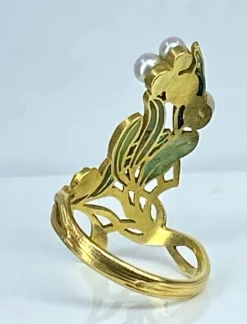 Bague en or jaune, émail, perles, époque Art Nouveau