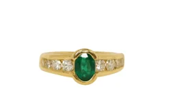 Bague en or jaune, émeraude ovale et diamants