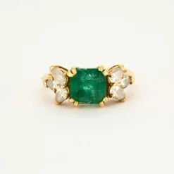 Bague en or jaune, émeraude et diamants