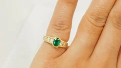 Bague en or jaune, émeraude ovale et diamants