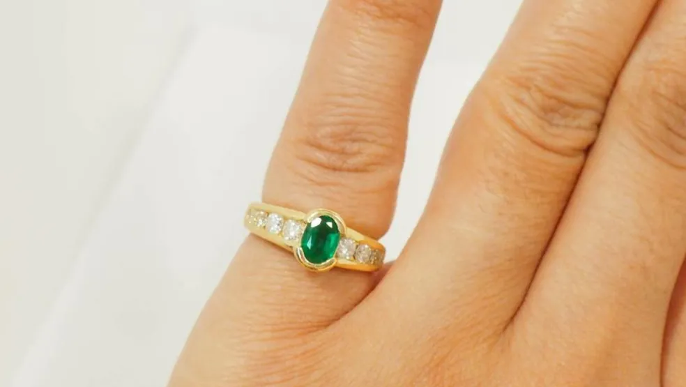 Bague en or jaune, émeraude ovale et diamants