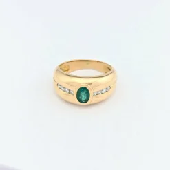 Bague en or jaune émeraude et diamants