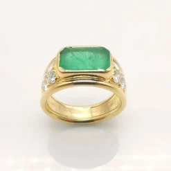 Bague en or jaune, émeraude et diamants