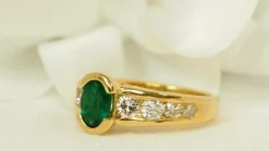 Bague en or jaune, émeraude ovale et diamants