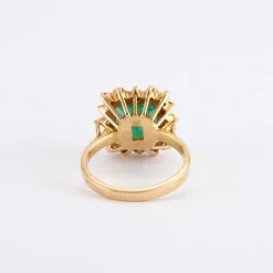Bague en or jaune, émeraude, diamants
