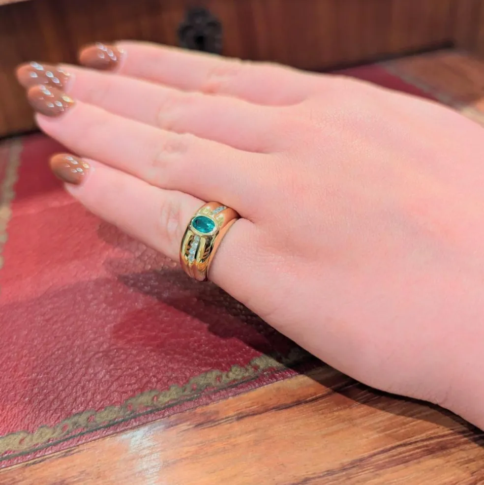 Bague en or jaune émeraude et diamants