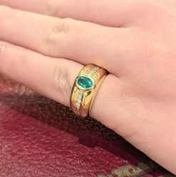 Bague en or jaune émeraude et diamants