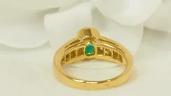 Bague en or jaune, émeraude ovale et diamants