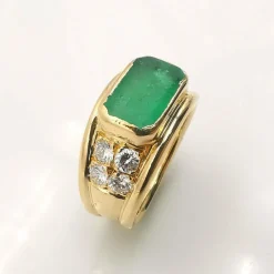 Bague en or jaune, émeraude et diamants
