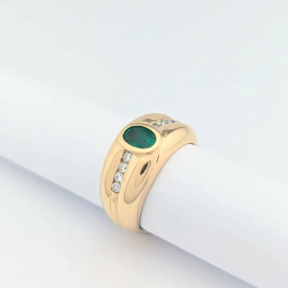 Bague en or jaune émeraude et diamants