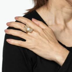 Bague en or jaune, opale et diamants, style victorien antique, avec émail