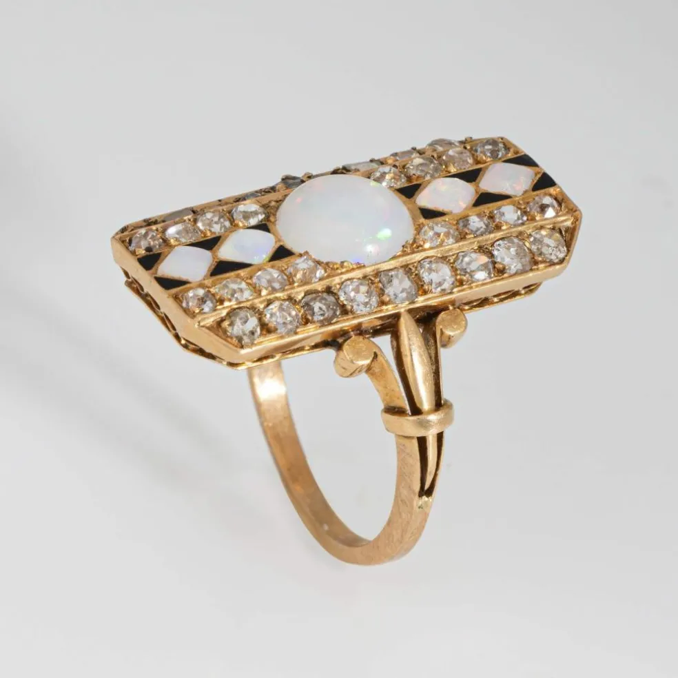 Bague en or jaune, opale et diamants, style victorien antique, avec émail