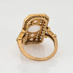 Bague en or jaune, opale et diamants, style victorien antique, avec émail