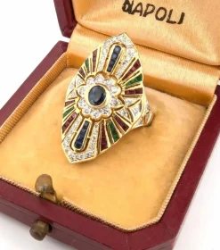 Bague en or jaune ornée de saphirs, de diamants, de rubis et d'émeraudes