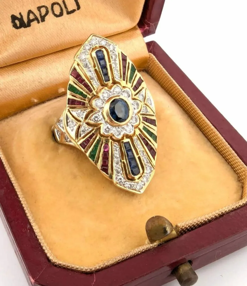 Bague en or jaune ornée de saphirs, de diamants, de rubis et d'émeraudes