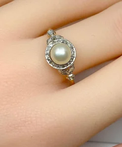 Bague en or jaune, perle & diamants