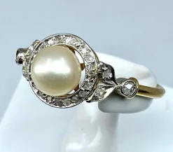 Bague en or jaune, perle & diamants