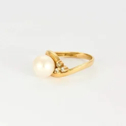 Bague en or jaune, perle de culture et diamants