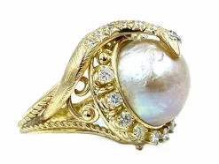 Bague en or jaune, perle mabé et diamants