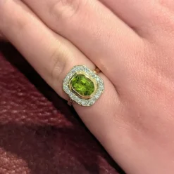 Bague en or jaune péridot et diamants