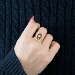 Bague en or jaune, rubis calibrés et diamants