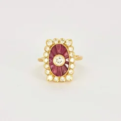 Bague en or jaune, rubis calibrés et diamants
