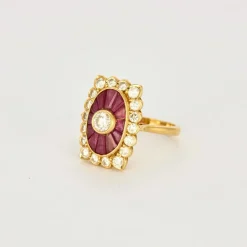 Bague en or jaune, rubis calibrés et diamants
