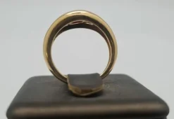Bague en Or jaune, rubis, diamants